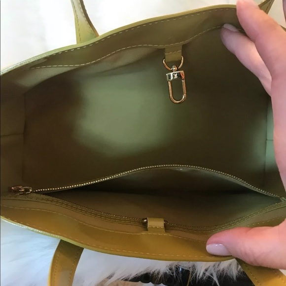 Louis Vuitton Wilshire. 9C120320F. Color is Vernis - Picture 6 of 8